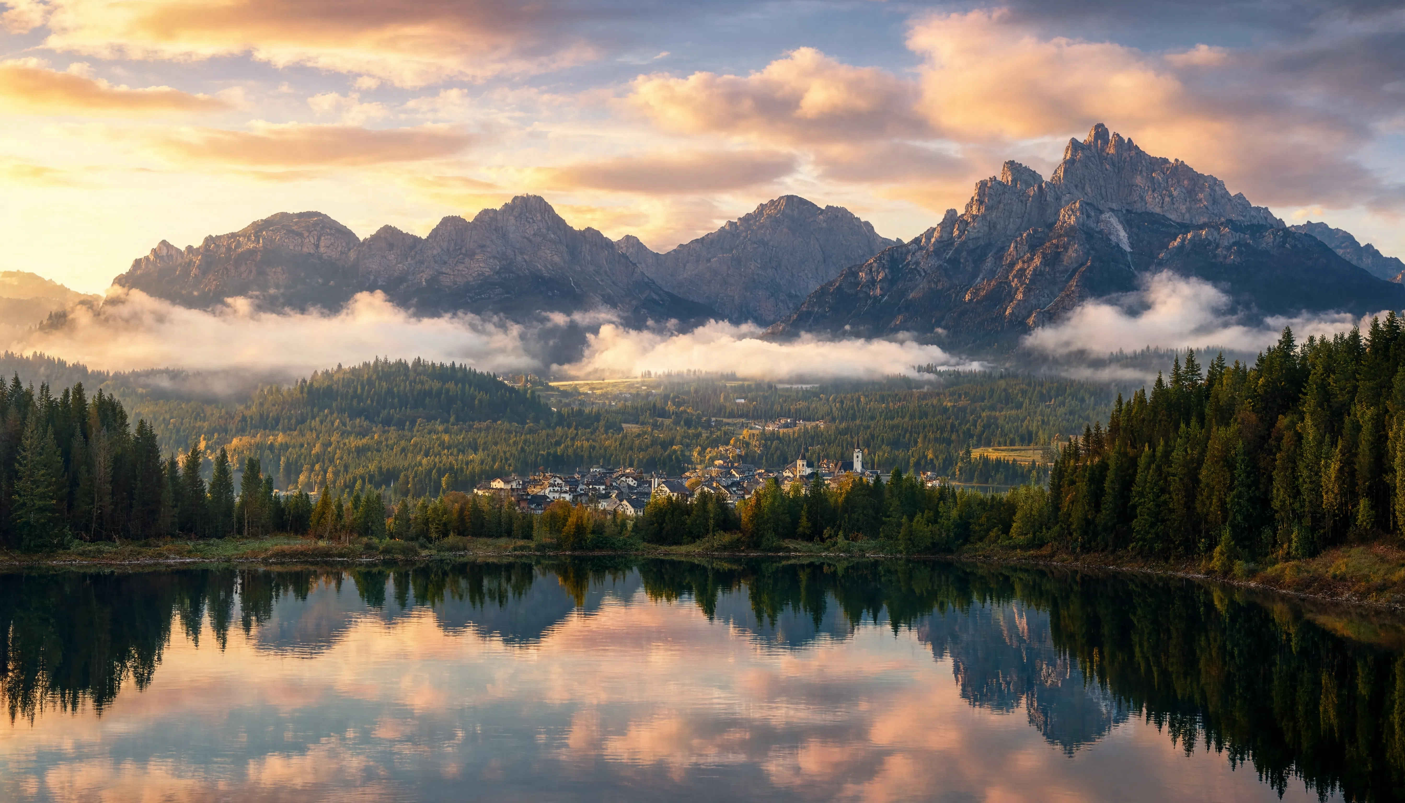 Panoramablick auf die bayerischen Alpen im Morgenrot
